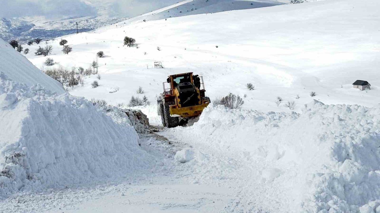 Çemişgezek’te karla mücadele: Köylünün sevinci kameraya yansıdı