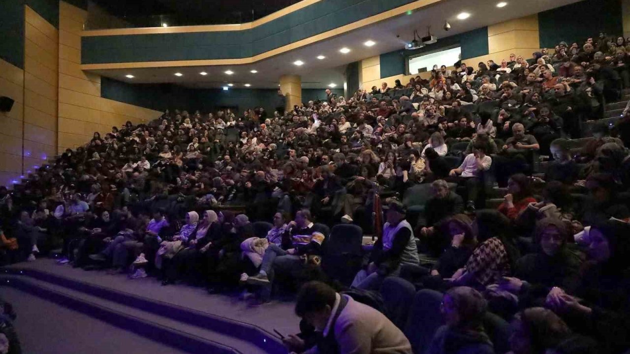 Sakarya’da "Güne Bakan Cam Kırıkları" oyunu sahnelendi