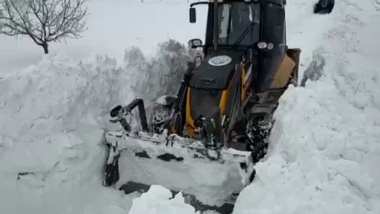 Darende Belediyesi’nden karla mücadelede yoğun mesai