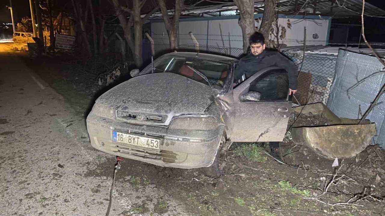 Kontrolden çıkan otomobil ağaca çarptı: 4 yaralı