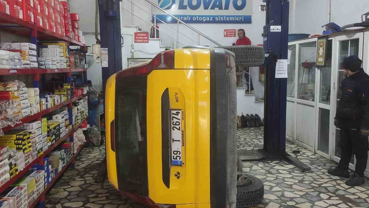 Bakım için servise bırakılan taksi liftten düştü