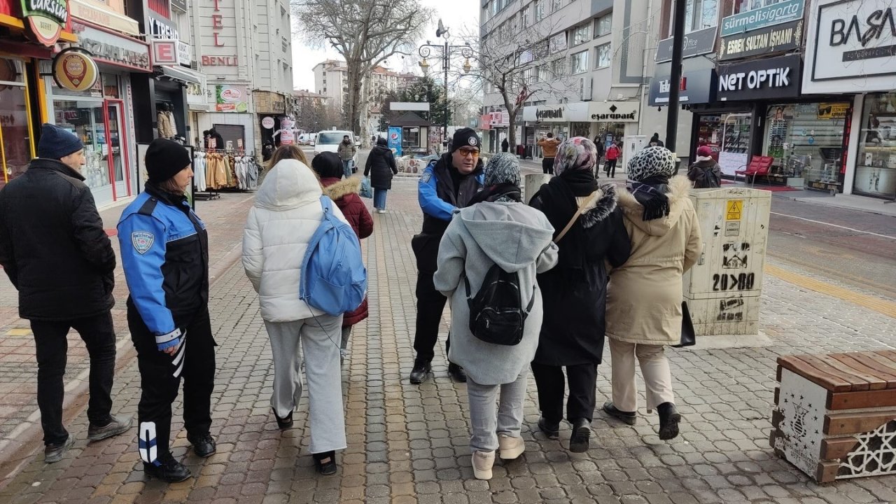 Kütahya’da semt pazarlarında dolandırıcılığa karşı bilgilendirme çalışması
