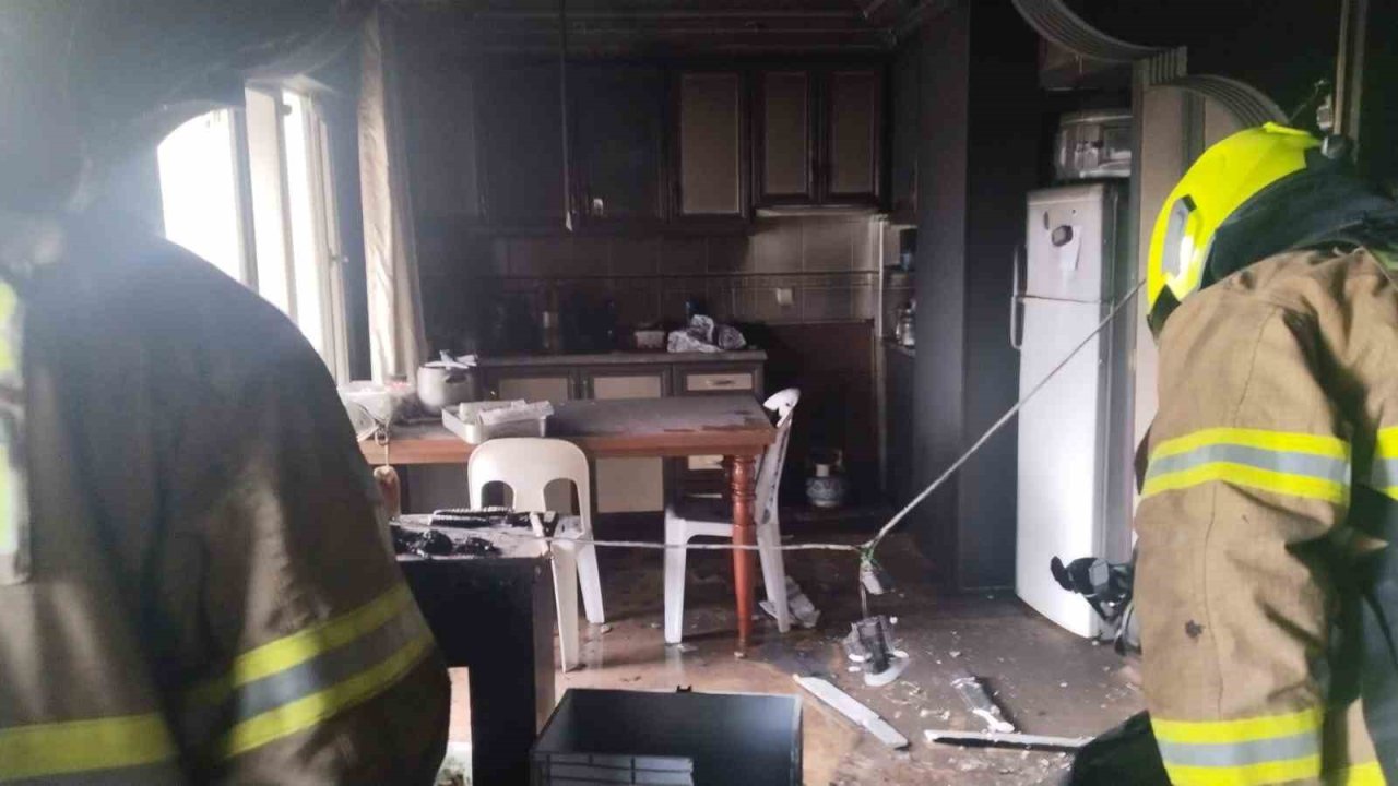 Erdek’te bir apartman dairesi alevlere teslim oldu