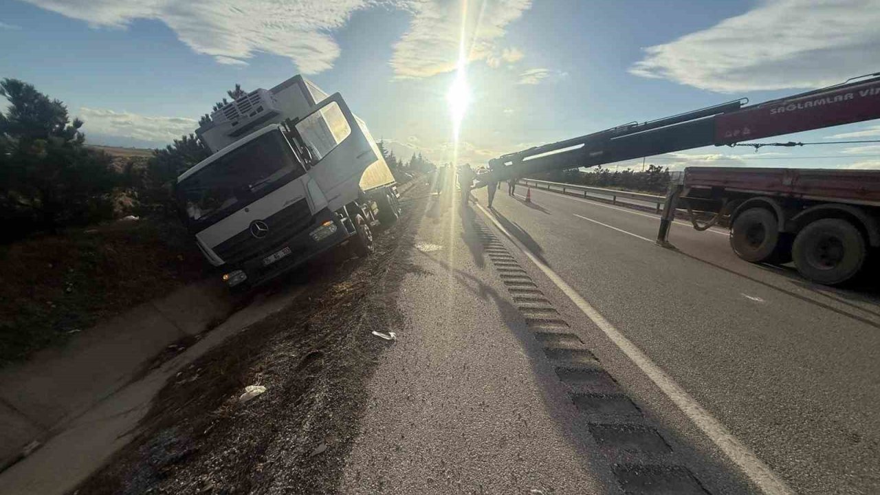 Peynir yüklü kamyon yan yattı