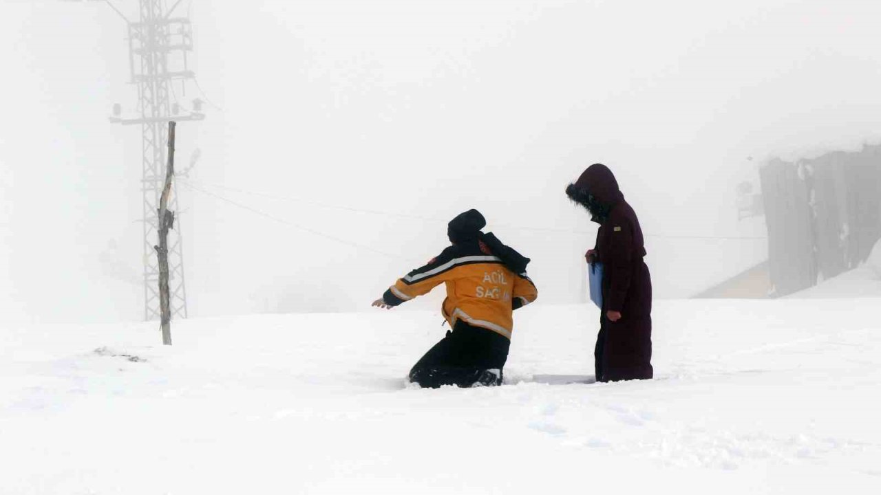 Kar ve tipiye rağmen şifa yolu açık, paletli ambulanslar görevde
