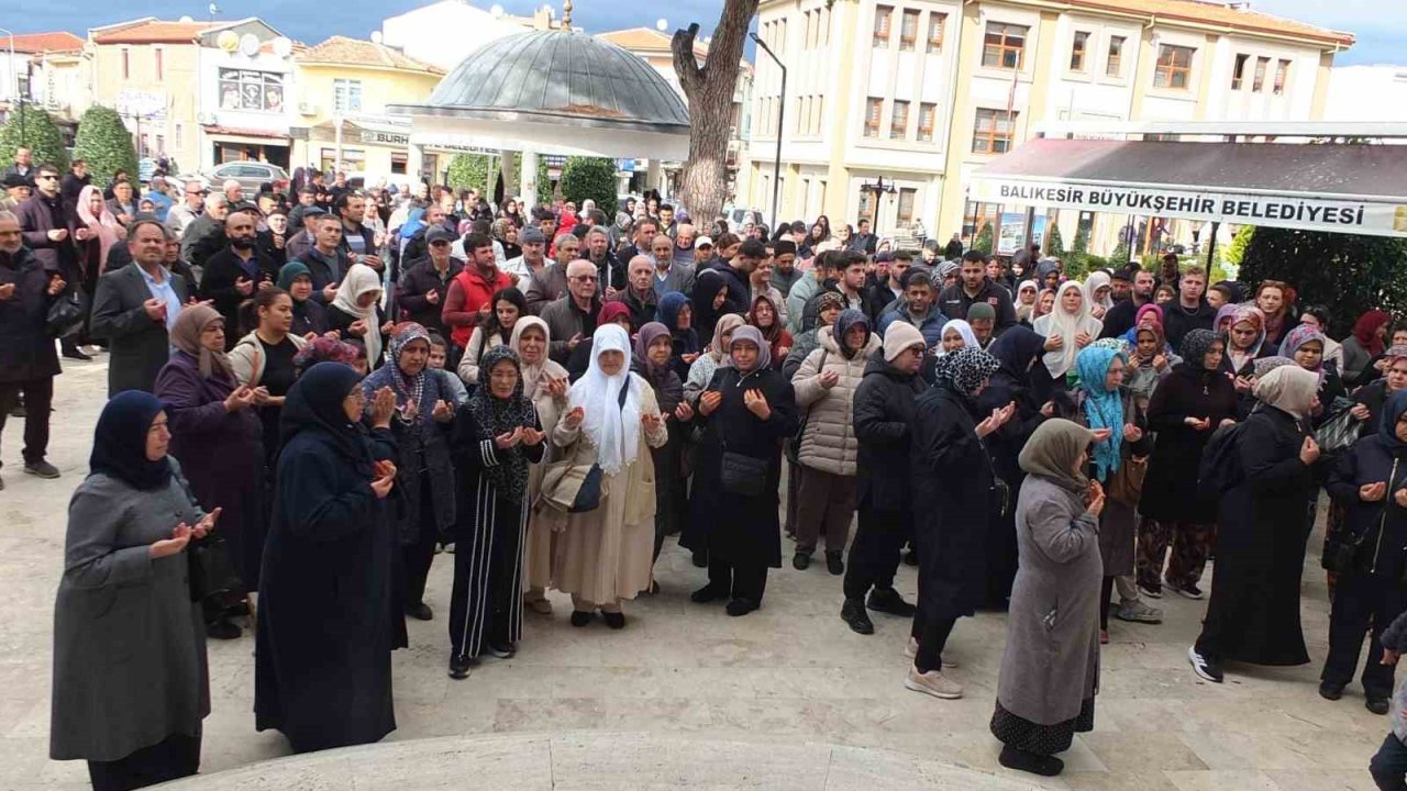 Balıkesir’de umreciler dualarla uğurlandı