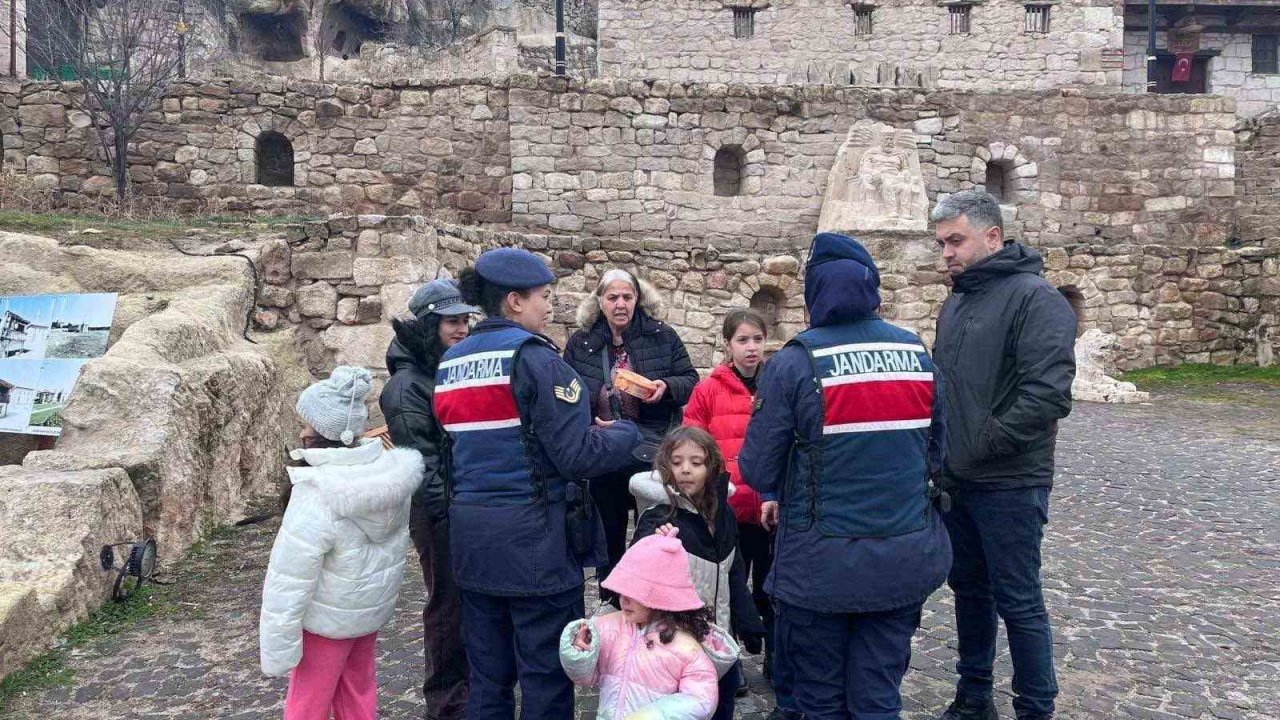 300’e yakın vatandaşa kadına şiddetle mücadele anlatıldı