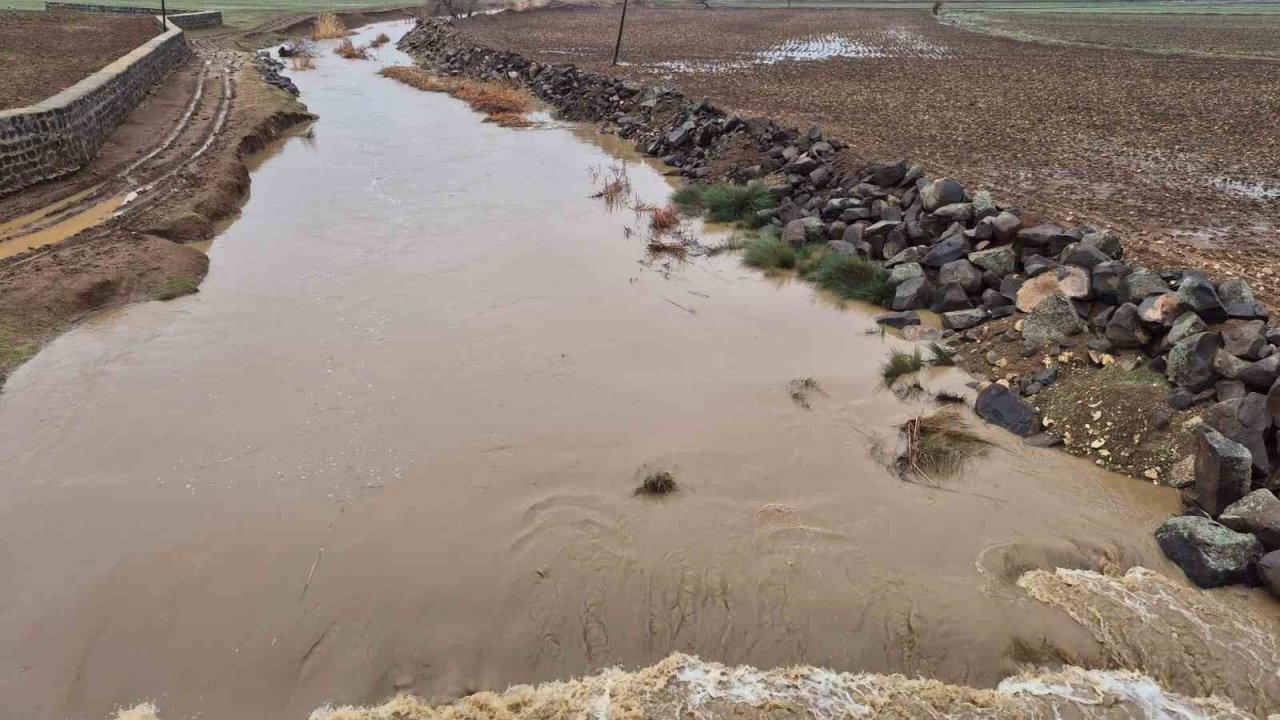 Yavuzeli’nde yağış etkili oldu, Karasu Çayı’nın debisi yükseldi