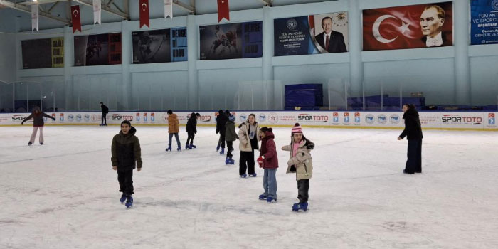 Çocuklar ara tatilde buz pistinde eğlendi