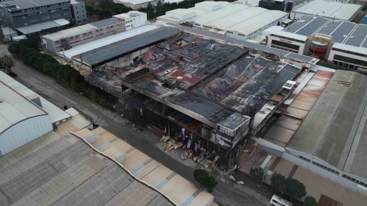 Bursa’da gece alevlere teslim olan fabrika sabahın ilk ışıklarıyla havadan görüntülendi