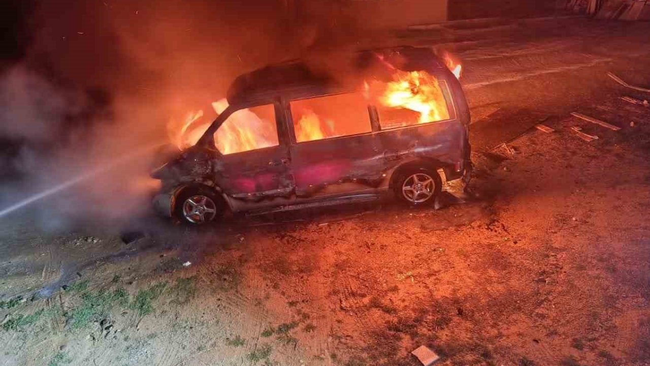 Karacasu’da ticari araç alevlere teslim oldu