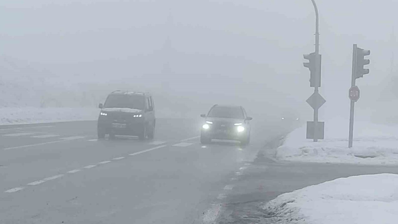 Bingöl’de yoğun sis görüş mesafesini düşürdü: Sürücüler zor anlar yaşadı