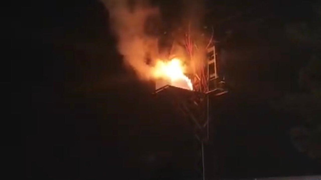 Elektrik direğindeki pano alev alev yandı