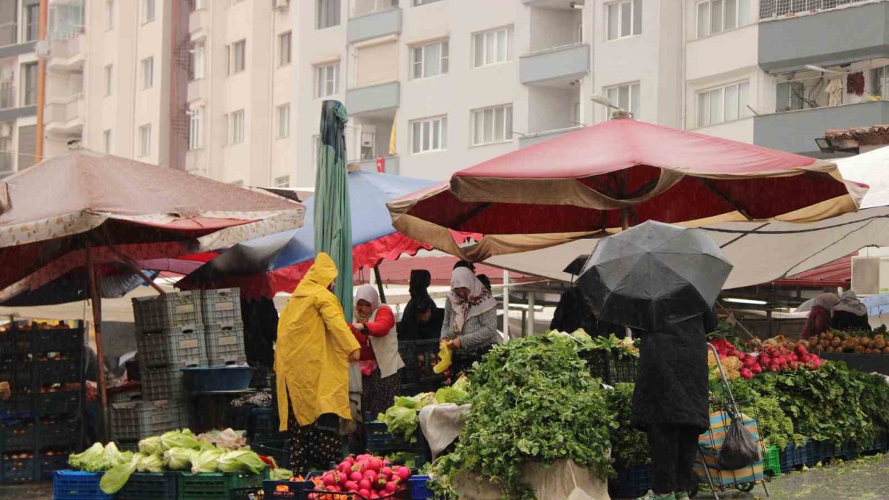 Meteoroloji’nin sağanak ve fırtına uyarısı pazarcıları etkiledi