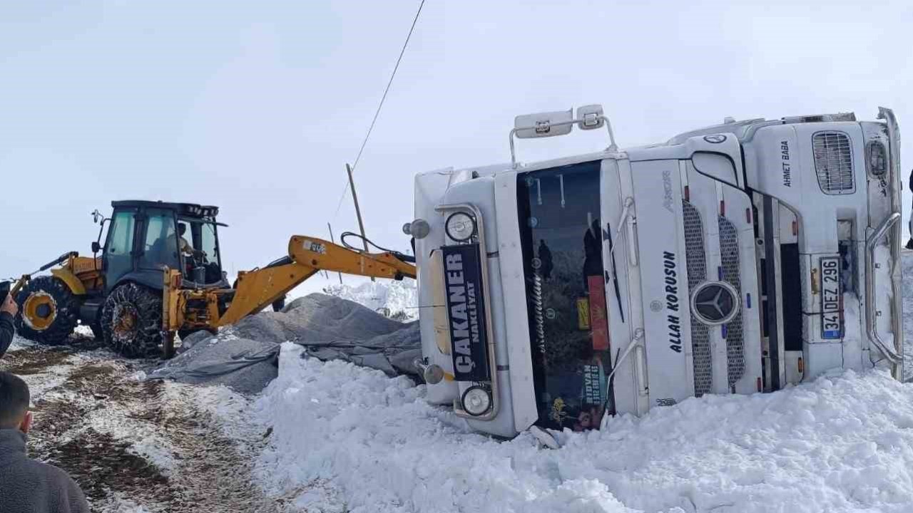 Muradiye’de gizli buzlanmadan dolayı tır devrildi