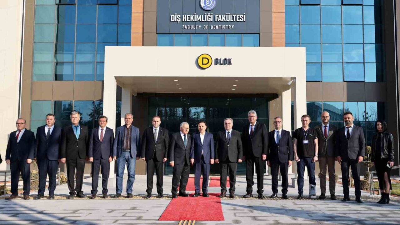 Türkiye’nin en büyük diş hastanesi ilk hastalarını aldı