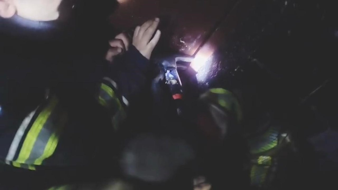 Yangın çıkan toprak evde kısmi çökme meydana geldi