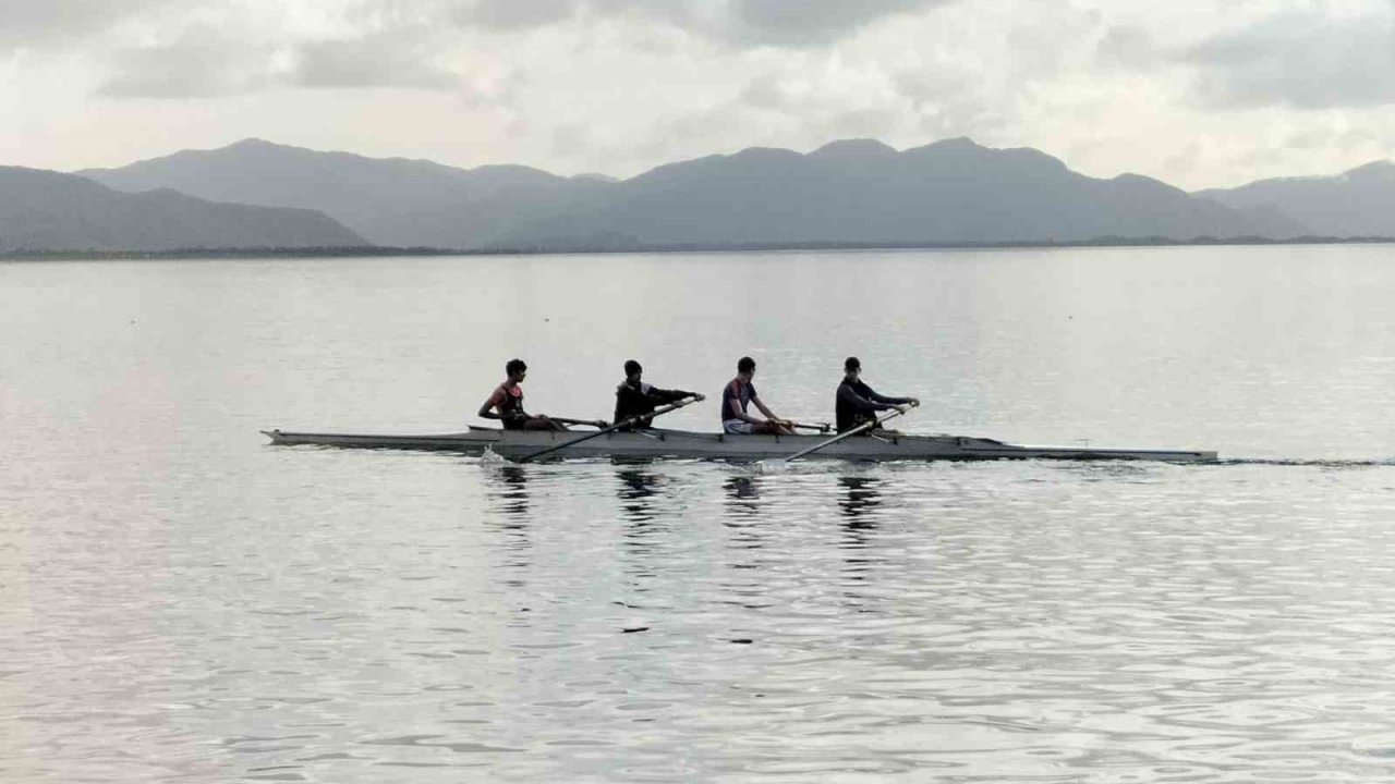 Köyceğiz’de yarıyıl tatili kürek okulu eğitimleri sürüyor