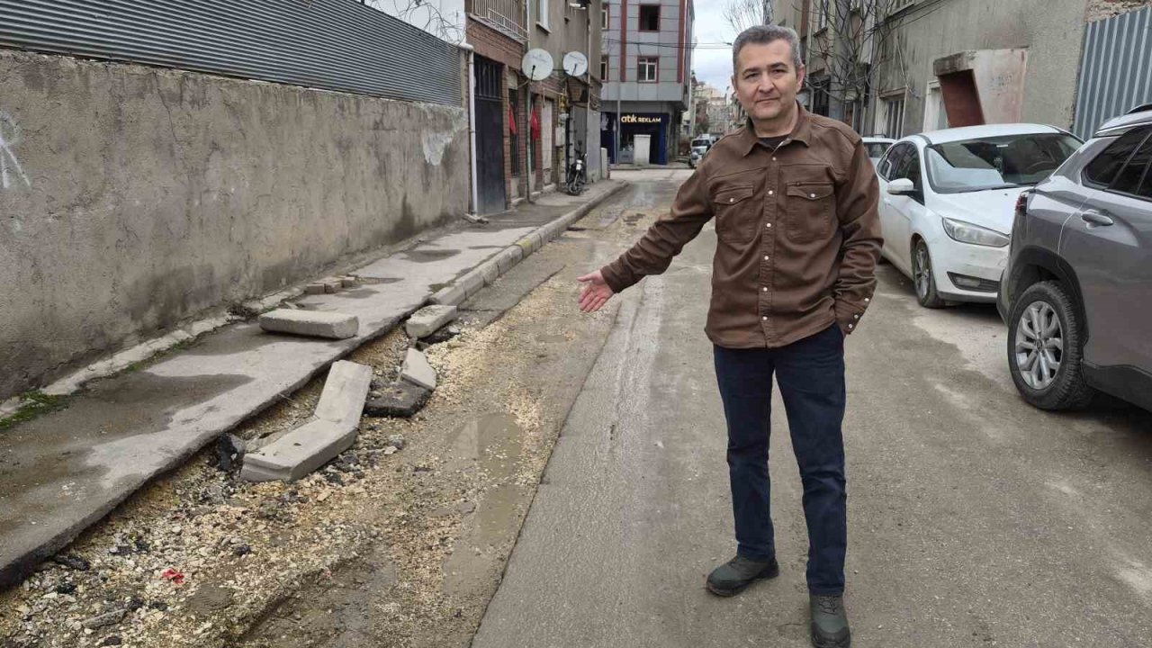 Altyapı çalışmaları sırasında bozulan sokağın onarılması bekleniyor