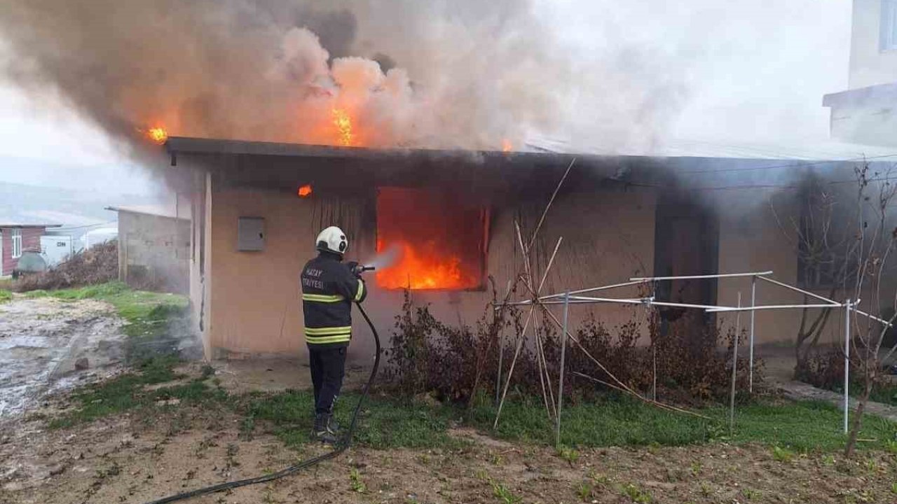 Altınözü’nde ev yangını