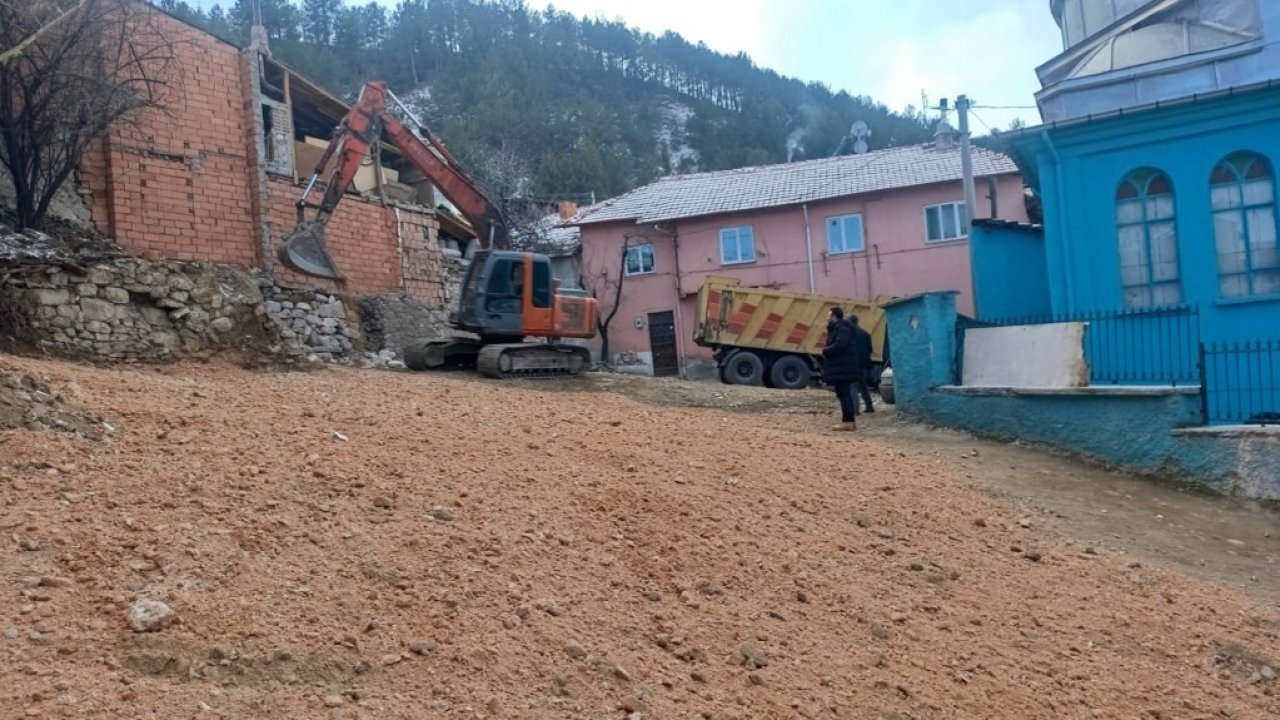 Kütahya’da tarihi caminin çevresindeki görüntü kirliliği ortadan kaldırıldı