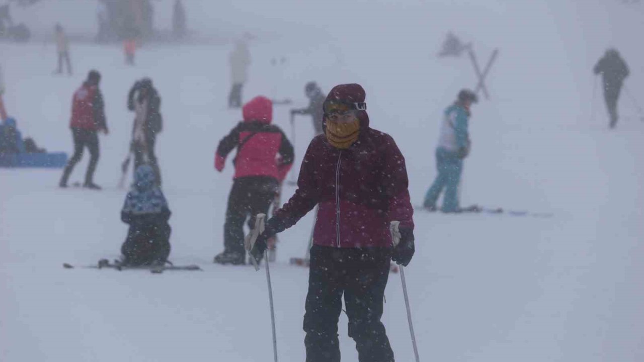 Uludağ’da sömestr tatilinin son günlerinde sis ve soğuğa rağmen yoğunluk sürüyor