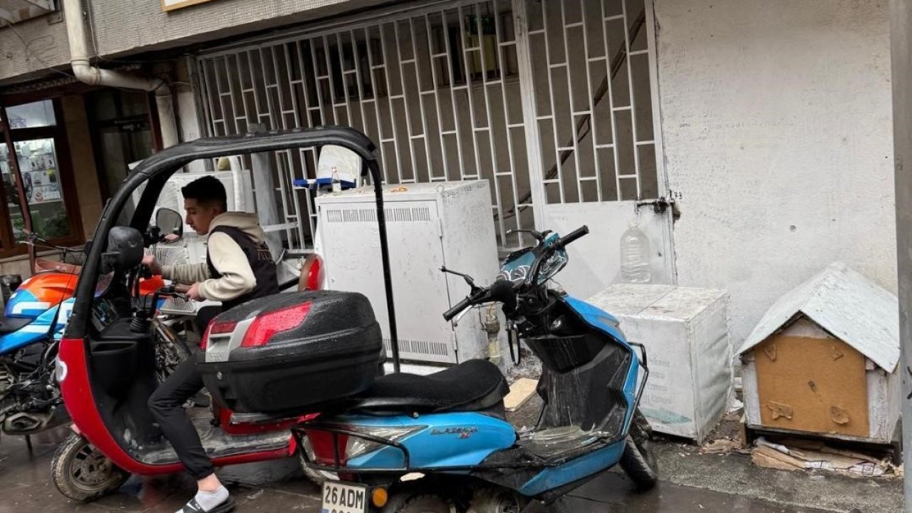 Binadan dökülen parçalar aşağıdaki motosikletlere zarar verdi