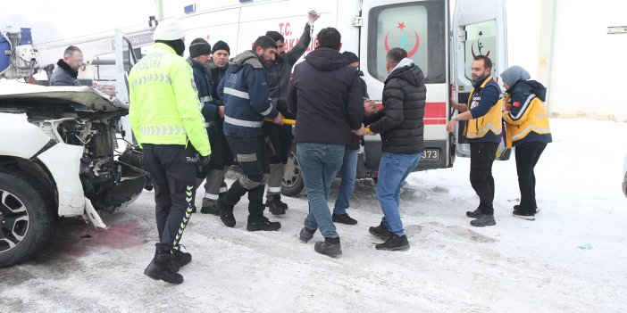 Kars’ta üniversite nizamiyesi önünde trafik kazası: 6 yaralı