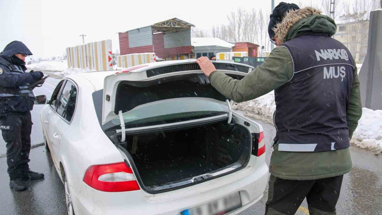 Muş’ta narkotik denetimlerinde uyuşturucu madde ele geçirildi