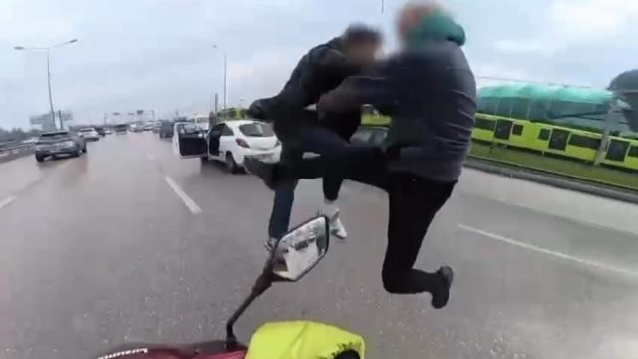 Uçan tekmelerin bedeli ağır oldu... Ehliyetlerine el konuldu, psikotekniğe sevk edildi