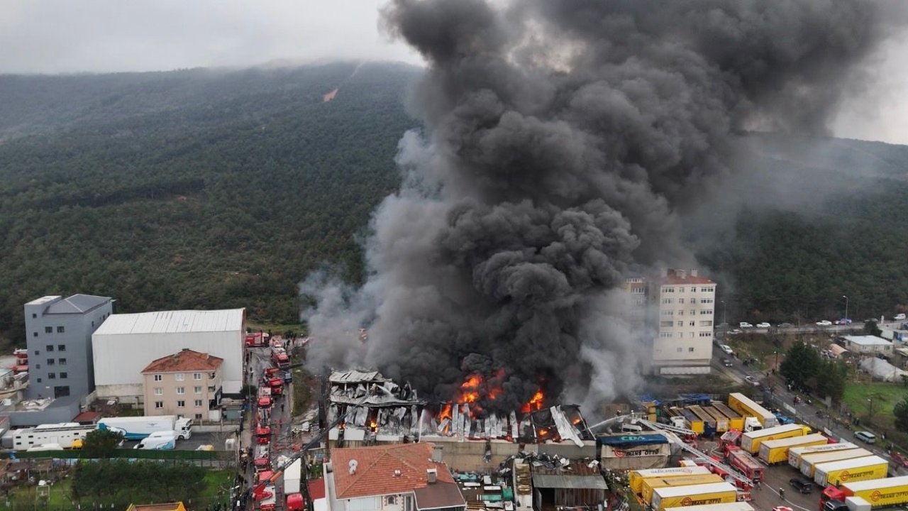 Ataşehir’deki fabrika yangını havadan görüntülendi