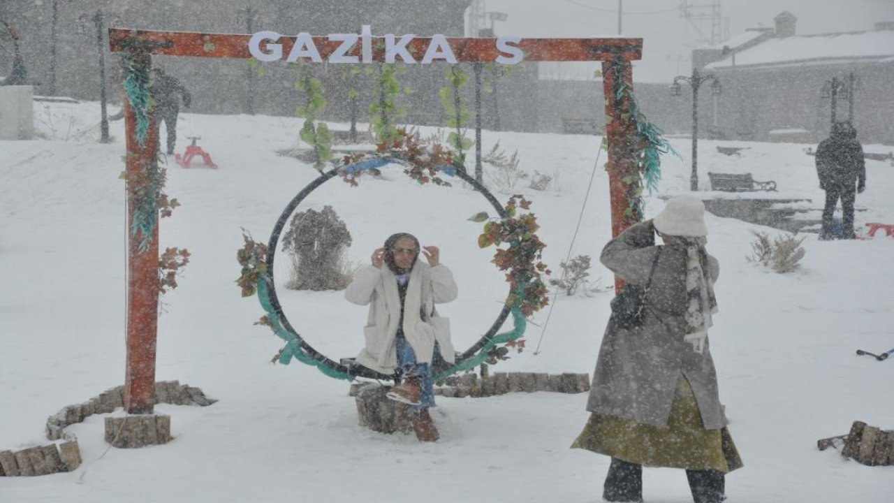 Kars’ta kar yağışı eğlenceye dönüştü