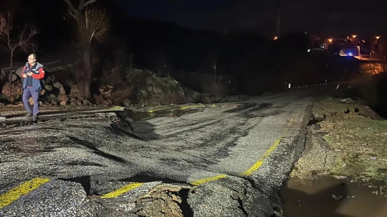Yoğun yağış sonrası köy yolunda çökme meydana geldi