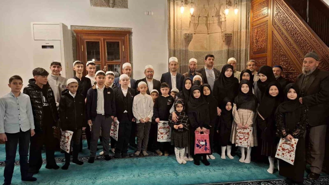 Erzurum’da gençler camide buluştu; ödüllerine kavuştu