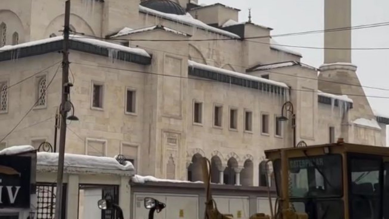 Patnos’ta kar temizleme çalışması aralıksız sürdürülüyor