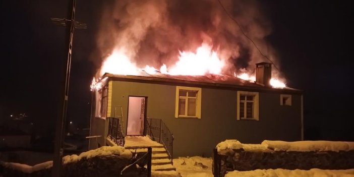 Kars’ta imam evi alev alev yandı