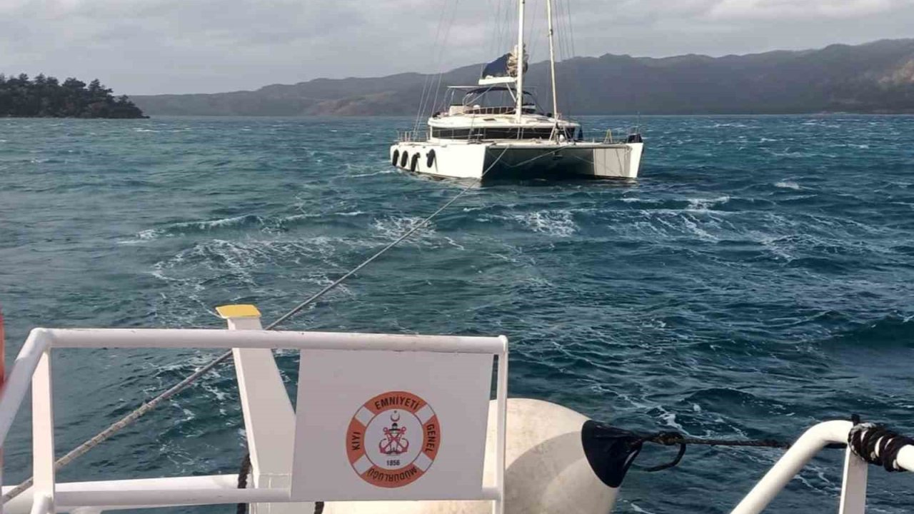 Sürüklenen Yelkenli Katamaran tekneyi Kıyı Emniyet ekipleri kurtardı