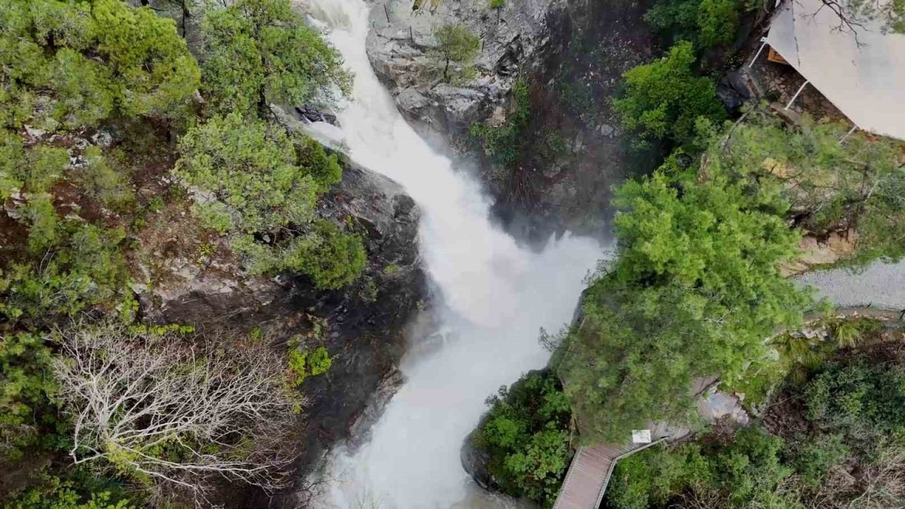 Kazdağları’nın Sütüven Şelalesi yağışlarla birlikte Niagara’yı aratmadı