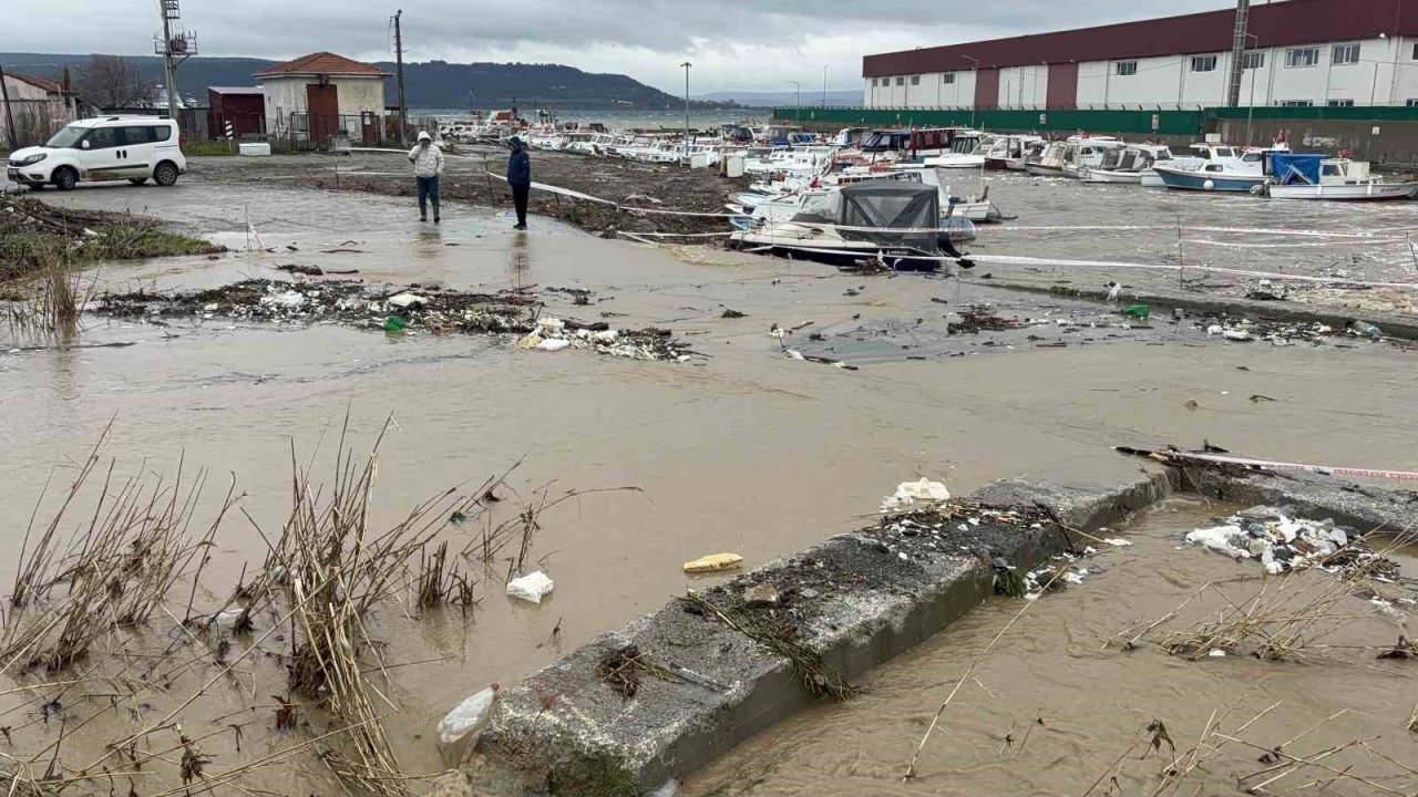Çanakkale’de sağanak yağış nedeniyle Kepez çayı taştı
