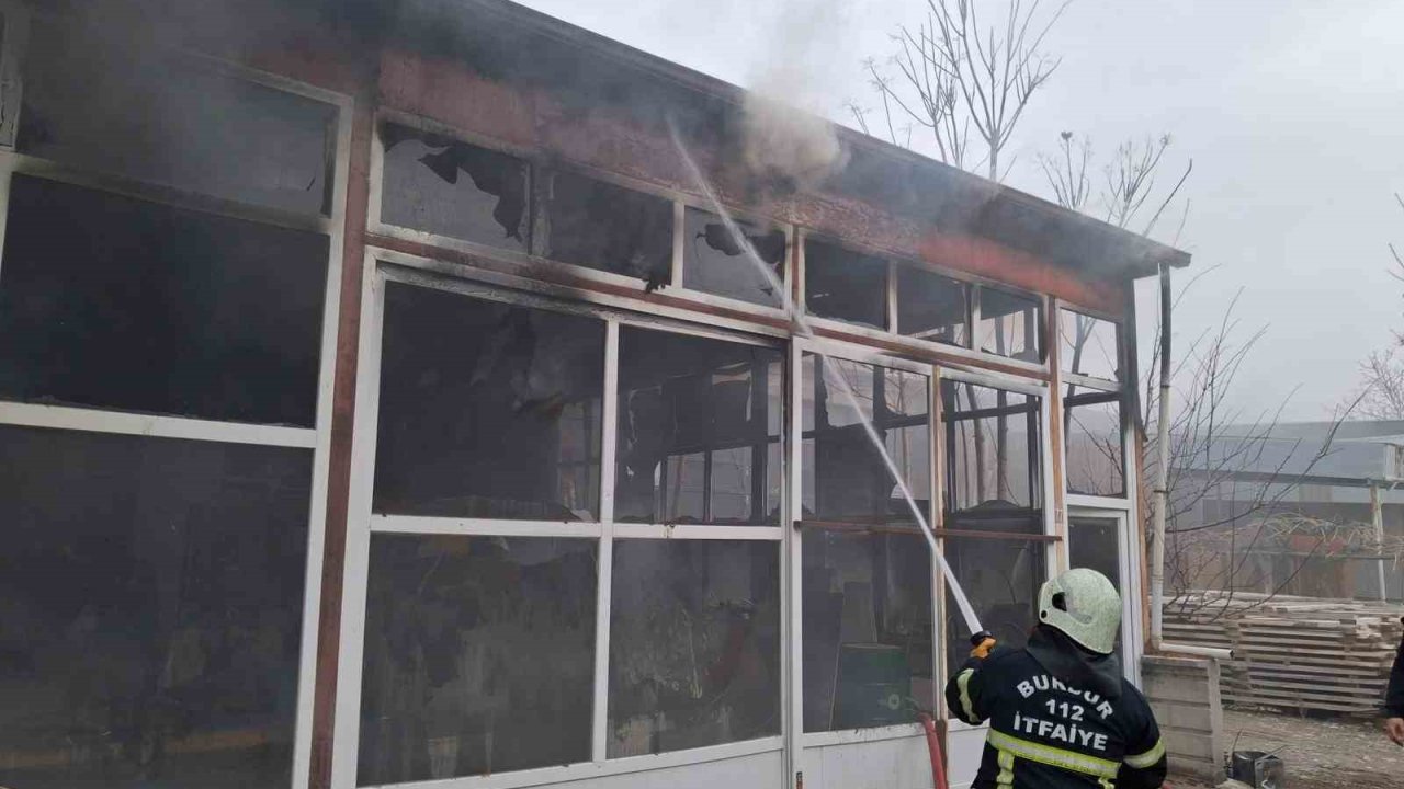 Burdur’da mobilya imalathanesinde yangın