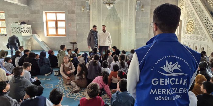 TRT Genç “Gezen Bilir” programı Evliya Camii’nde gençlerle buluştu