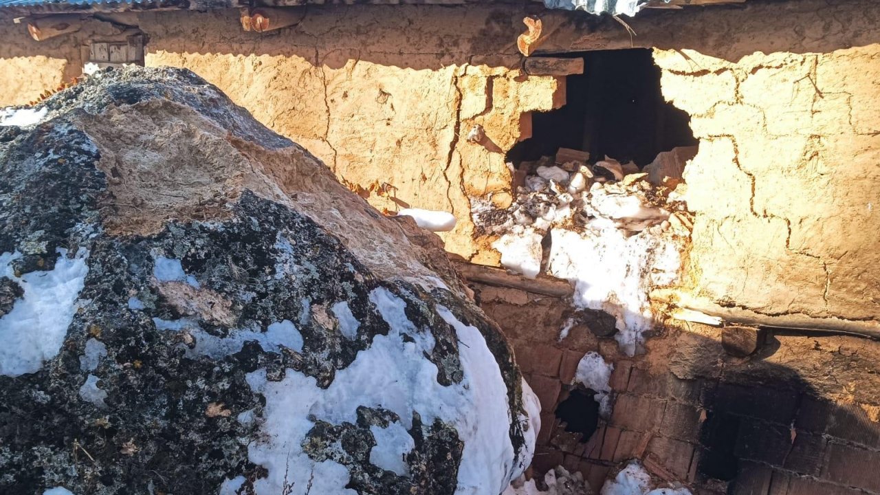 Yamaçtan kopan dev kaya neredeyse evi yıkıyordu