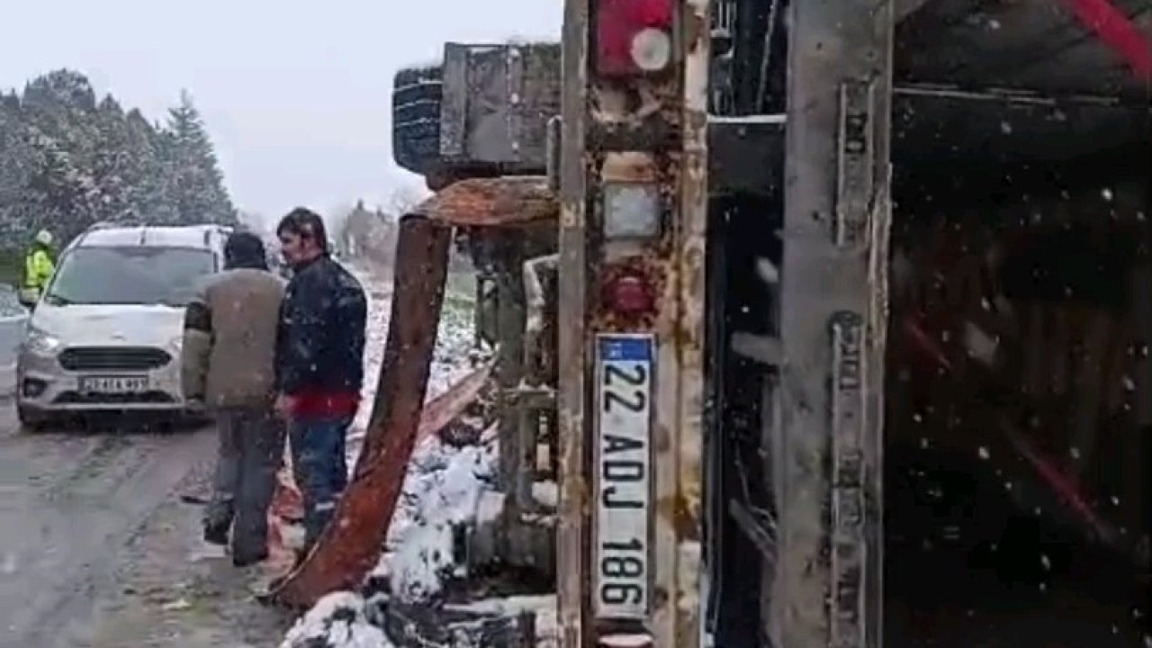 Edirne’de kar yağışı ve fırtına sebebiyle tır devrildi