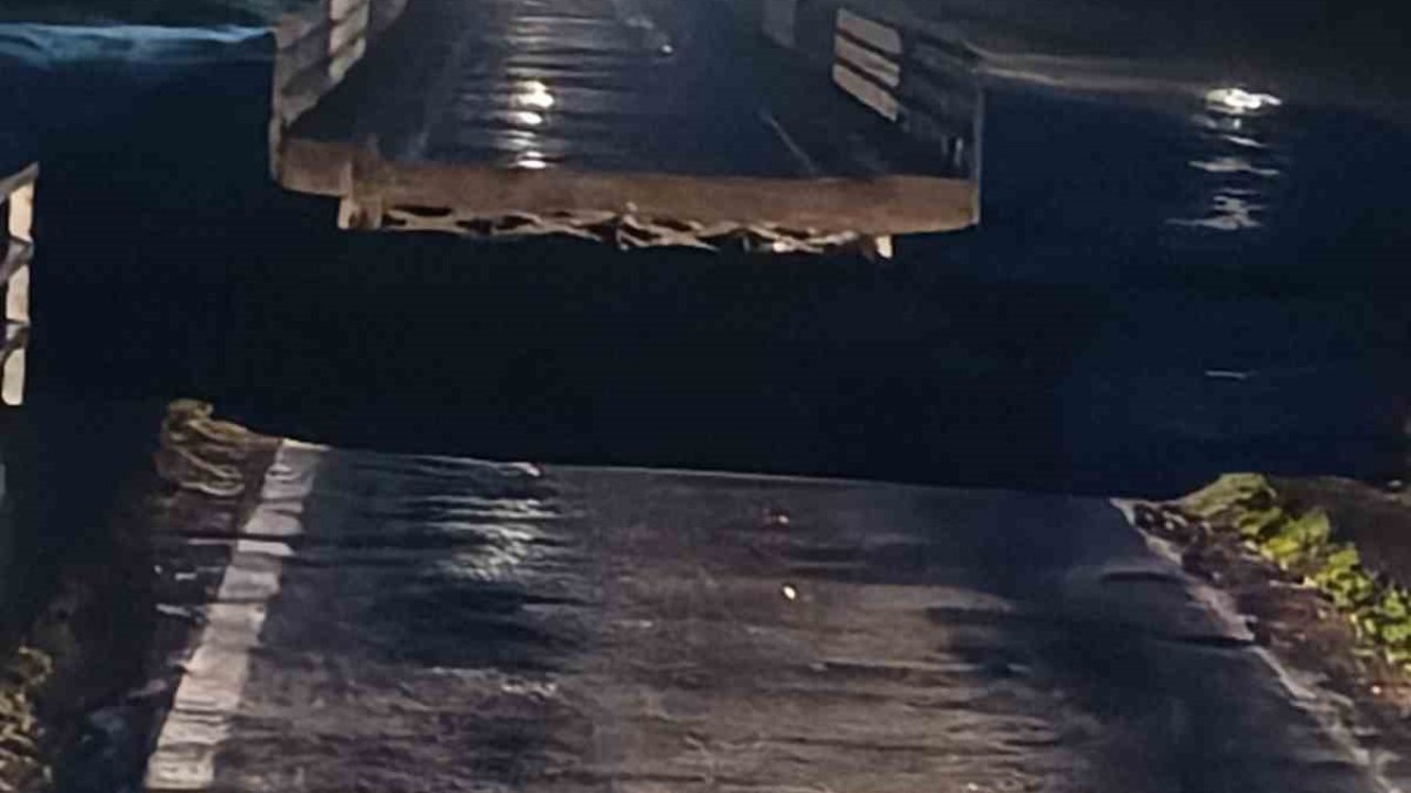 Susurluk’ta selde köprü ortadan ikiye ayrıldı