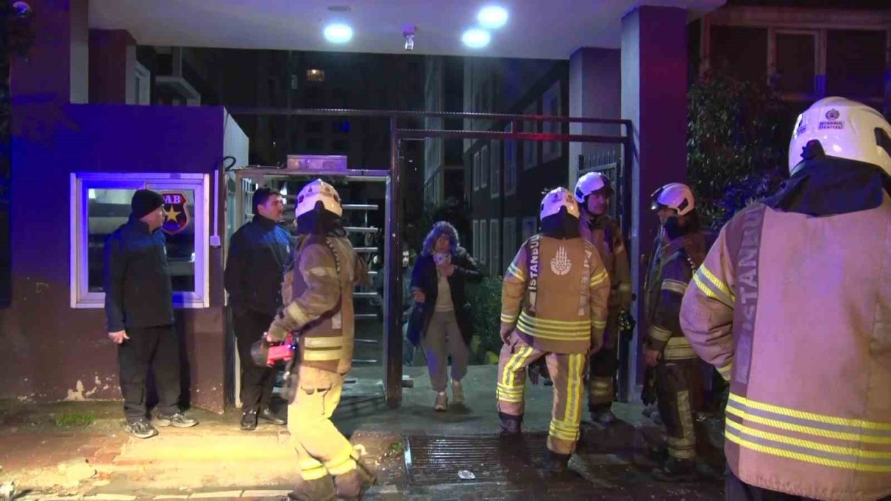 Esenyurt’ta apartmanda çıkan yangında 4 kişi dumandan etkilendi