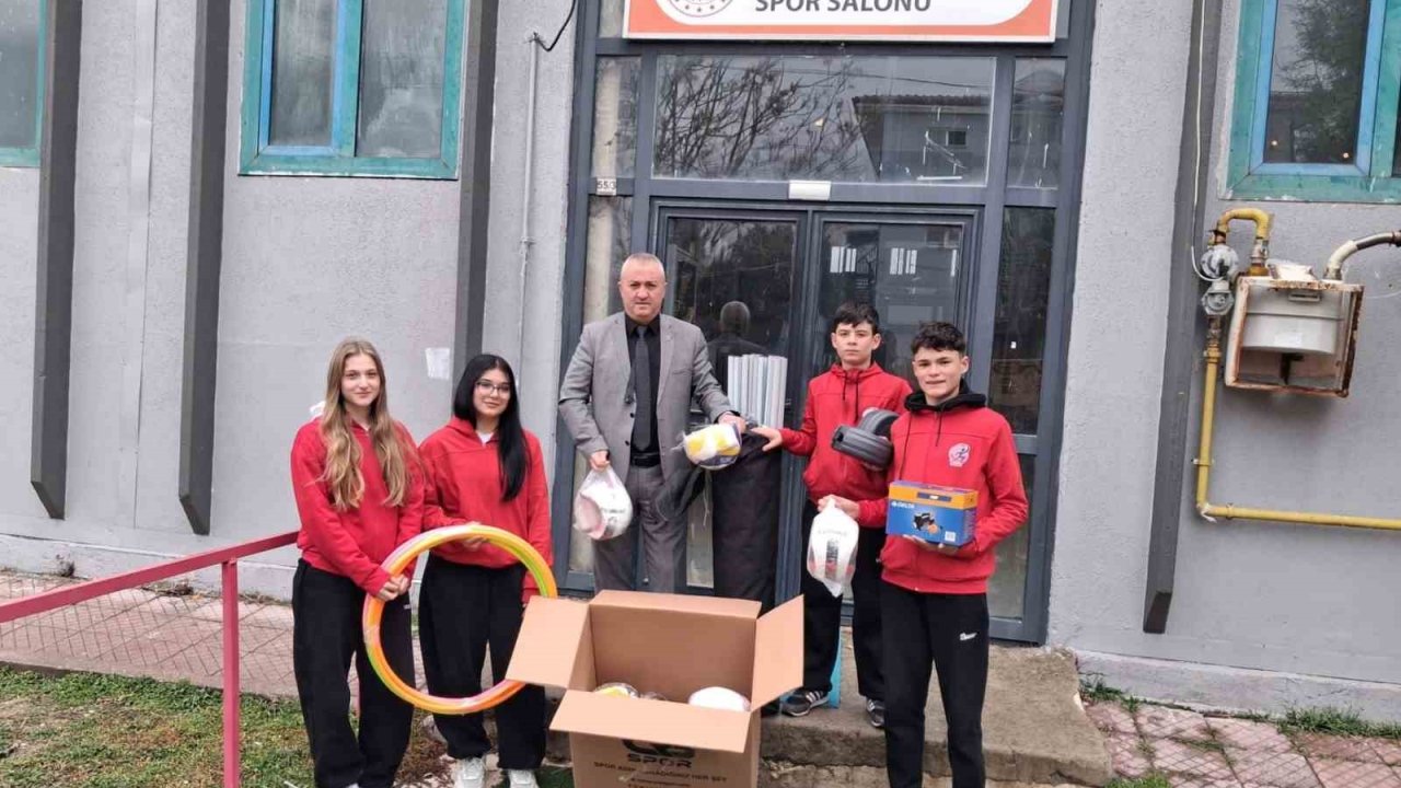 Kütahya’da ihtiyaç sahibi okullara donatım, oyuncak ve spor malzemesi desteği