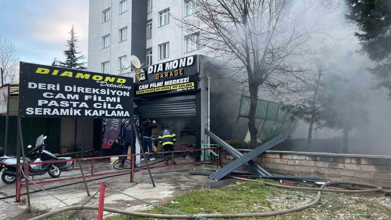Eskişehir’de araç aksesuarı satan dükkanda yangın