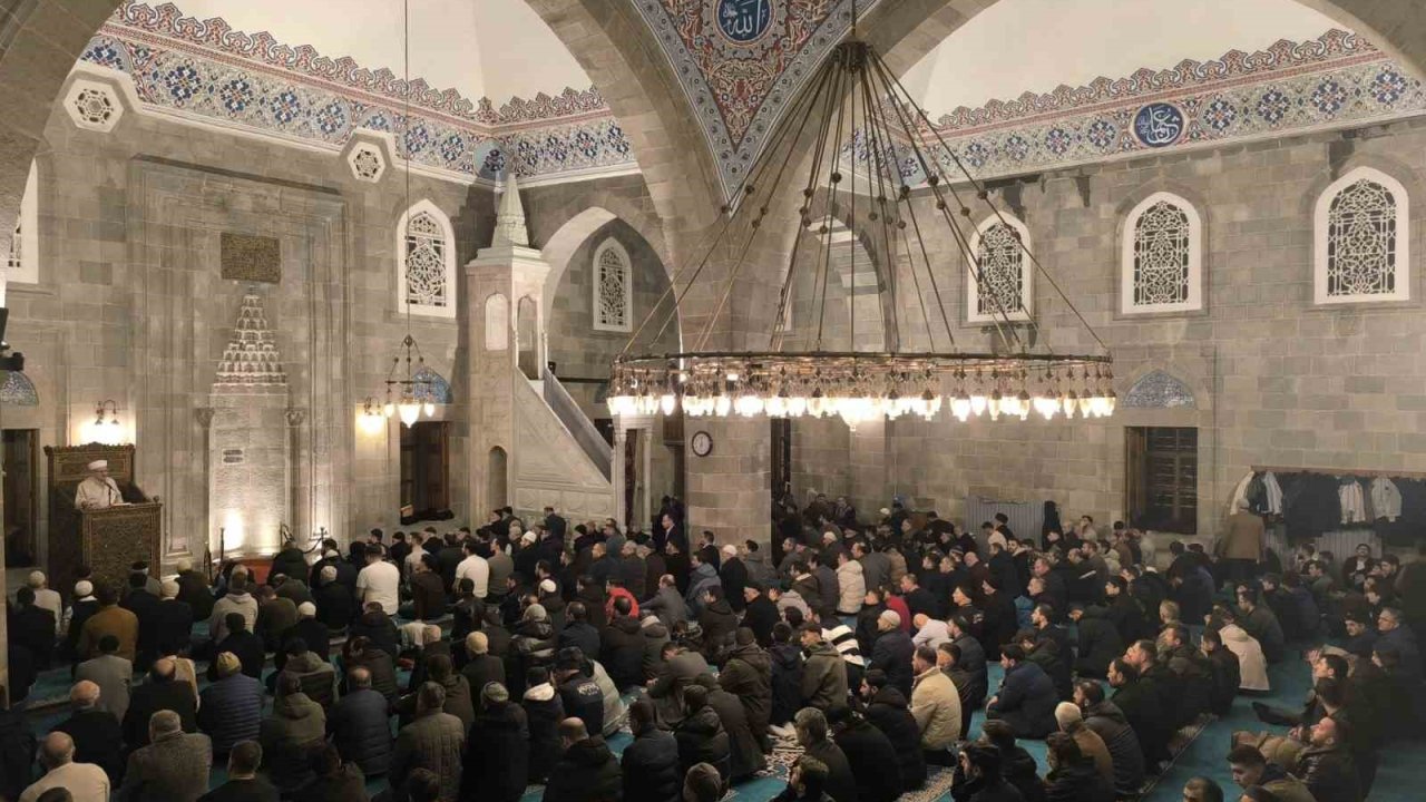 Beraat Kandili’nde camiler doldu taştı