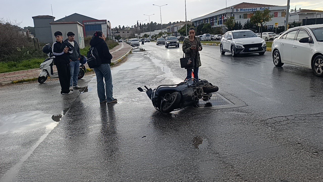 Manavgat’ta otomobille çarpışan motosikletli yaralandı
