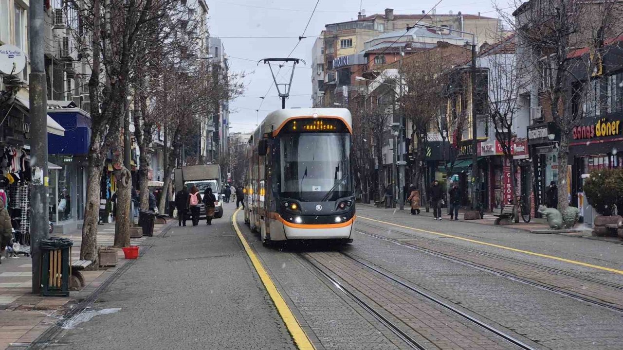 Eskişehir’de kar serpmeye başladı